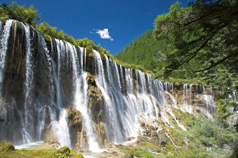 无人,横图,室外,白天,仰视,旅游,度假,美景,瀑布,森林,树林,水,植物,中国,亚洲,阴影,飞溅,溅,光线,液体,影子,景观,水滴,云,云朵,云彩,娱乐,水珠,树,树木,蓝色,绿色,白云,蓝天,天空,阳光,自然,天,享受,休闲,景色,放松,四川省,生长,晴朗,成长,喷洒,自然风光,东亚,四川,阿坝,中华人民共和国,西南地区,阿坝藏族羌族自治州,阿坝州,川,九寨沟县,诺日朗瀑布,跌水,晴空,彩图,低角度拍摄