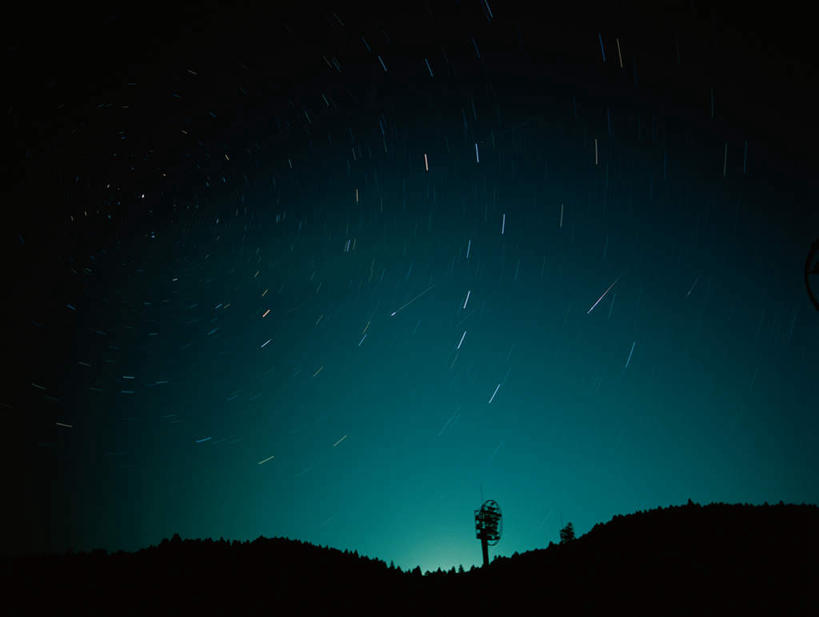 无人,横图,室外,夜晚,正面,长时间曝光,石头,流星,美景,山,山脉,树林,星空,植物,夜景,朦胧,模糊,石子,景观,山顶,山峰,山峦,文化,树,树木,绿色,自然,群山,祈祷,景色,许愿,生长,成长,祈求,天体,天文,自然风光,天文学,沉积岩,颠峰,极峰,水成岩,石块,岩石,流星雨,星夜,夜空,彩图,狮子座流星雨