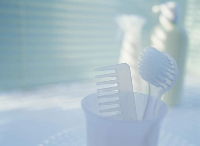 无人,横图,室内,特写,白天,正面,卫生间,浴室,静物,杯子,朦胧,模糊,牙刷,塑料,梳子,一个,塑料制品,日用品,洗浴用品,清洁,单个,洗漱用品,塑料杯,卫生,美发用品,淋浴房,彩图,冲凉房,沐浴间,沐浴室