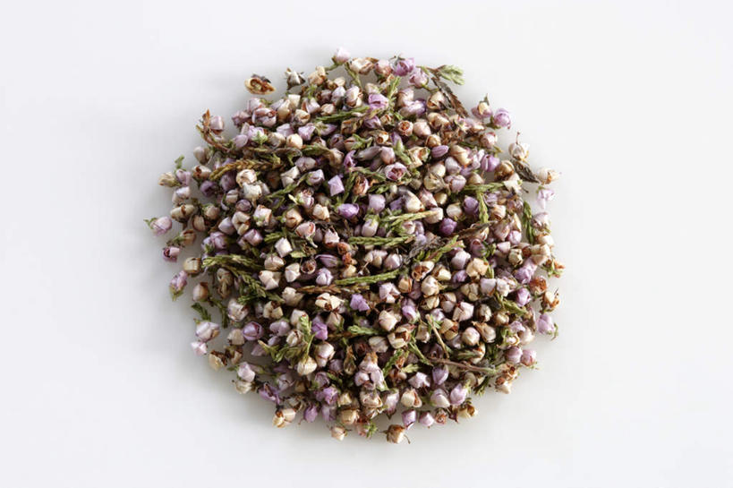 无人,横图,俯视,室内,特写,白天,白色背景,茶,桌面,桌子,许多,阴影,盛开,反射,木制,影子,茶叶,花蕾,花,花瓣,花朵,鲜花,木制品,花茶,花苞,花蕊,摄影,影棚,花草茶,庄重,威严,扇骨木,石南,石南花,石楠,石楠花,香花茶,香片,熏花茶,孤独,彩图,高角度拍摄,影棚拍摄,拍摄