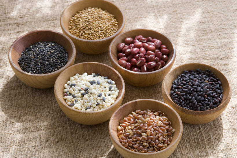 无人,横图,俯视,室外,特写,白天,爱情,植物,豆,一排,许多,朦胧,模糊,整齐,木制,豆类,豆子,谷类,谷物,红豆,芝麻,相思豆,米,大米,中药,排列,木制品,容器,碗,冬青,储藏,储存,队列,薏米,赤豆,豆科,薏仁,相思,脂麻,胡麻,白麻,巨胜子,油麻,红小豆,苡米,苡仁,薏苡仁,米仁,彩图,高角度拍摄,贮存