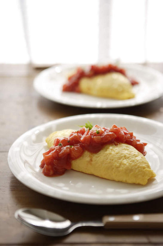 无人,竖图,俯视,室内,特写,白天,烹饪,桌面,桌子,西红柿,餐具,一把,阴影,朦胧,模糊,反射,木制,影子,勺子,蛋,鸡蛋,煎蛋,酱汁,日本料理,料理,食品,两份,番茄酱,酱,菜肴,美食,食物,两个,盘子,木制品,调羹,汤匙,日式料理,日式,佳肴,草鸡蛋,进餐用具,烹调用具,番茄,彩图,高角度拍摄