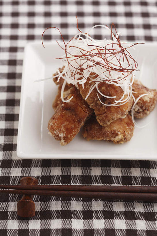 海鲜,无人,竖图,俯视,室内,特写,白天,烹饪,筷子,桌面,桌子,餐具,许多,装饰,木制,鱼,布料,格子,图案,日本料理,料理,食品,筷架,布纹,筷枕,文化,传统,水产,菜肴,美食,鱼类,海洋生物,装饰品,桌布,食物,盘子,餐巾,木制品,装饰物,台布,日式料理,日式,佳肴,礼节,华丽,修饰,筷子架,点缀,水生动物,鱼块,海产品,礼仪,饰物,水生物,海底动物,旗鱼,衬托,美观,雅致,雅观,进餐用具,烹调用具,彩图,高角度拍摄