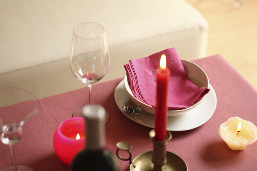 红酒,葡萄酒,无人,横图,俯视,室内,特写,白天,地板,沙发,桌面,桌子,杯子,餐具,蜡烛,阴影,光线,木制,布料,叉子,刀叉,刀子,高脚杯,火焰,影子,烛光,烛台,红酒杯,酒类,燃烧,布纹,玻璃制品,酒,桌布,饮料,两个,三个,一个,盘子,餐巾,酒杯,木制品,垫子,台布,碗,点燃,红葡萄酒,单个,桃红色,餐刀,布艺沙发,餐叉,玻璃杯,进餐用具,烹调用具,彩图,高角度拍摄