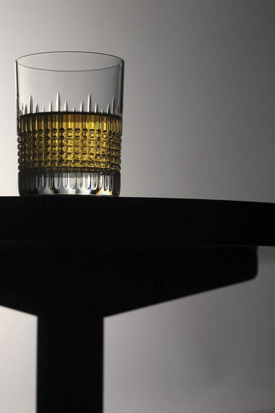 威士忌,无人,竖图,室内,特写,白天,白色背景,仰视,桌面,桌子,杯子,阴影,木制,酒类,一杯,玻璃制品,酒,饮料,木制品,水杯,摄影,影棚,烈酒,玻璃杯,彩图,低角度拍摄,影棚拍摄,拍摄