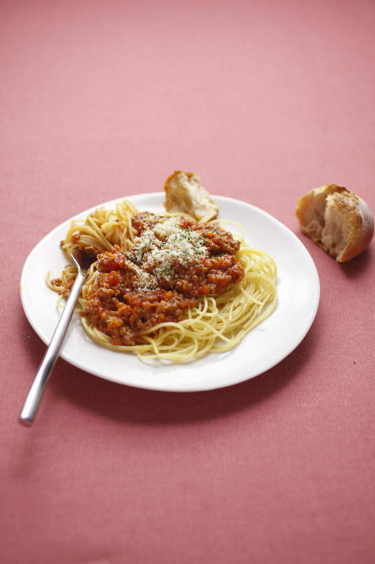 点心,面包,面食,面条,意大利面,无人,竖图,俯视,室内,特写,白天,西餐,桌面,桌子,辣椒,餐具,阴影,粉色背景,反射,木制,影子,勺子,面,肉,料理,食品,面点,肉酱,肉类,食物,糕点,盘子,木制品,调羹,汤匙,西式,摄影,影棚,一份,肉食,辣角,红海椒,大椒,辣虎,广椒,进餐用具,烹调用具,辣子,红辣椒,海椒,番椒,彩图,高角度拍摄,影棚拍摄,拍摄