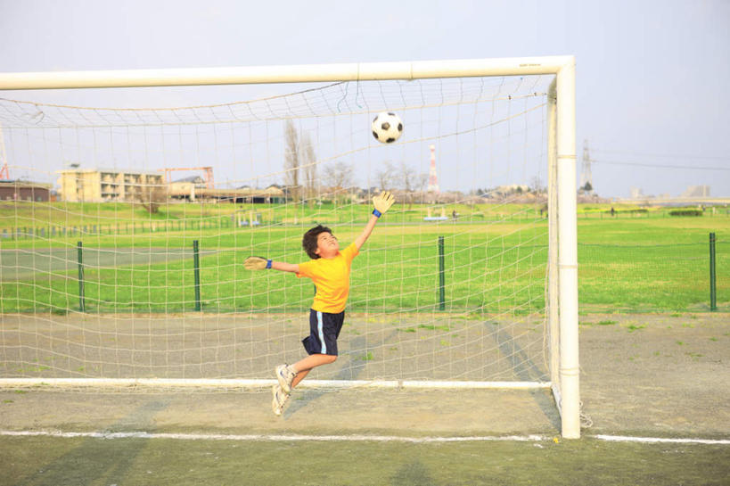 东方人,儿童,一个人,家,栏杆,跳,笑,微笑,露齿笑,横图,室外,白天,侧面,纯洁,足球,草地,草坪,植物,别墅,建筑,亚洲,仅一个男性,仅一个人,扑球,服装,电力,钢材,电缆,电线,球门,支架,房屋,屋子,云,云朵,公寓,围栏,球网,足球装备,半空,云彩,注视,休闲装,黄种人,运动器械,建设,扑,洋房,护栏,楼房,住宅,草,树,树木,小孩,衣服,蓝色,绿色,白云,蓝天,天空,自然,天,观察,看,双手张开,仅一个小孩,休闲,休闲服,健身器械,可爱,童年,童趣,服饰,生长,能源,晴朗,成长,观看,支撑,资源,察看,关注,供电设备,健身器材,童真,烂漫,无邪,高压输电线,蹴鞠,高压电线塔,高压塔,天真,足球运动,男孩,男人,男性,亚洲人,孩子,晴空,跳跃,彩图,全身,房子,运动器材,男生