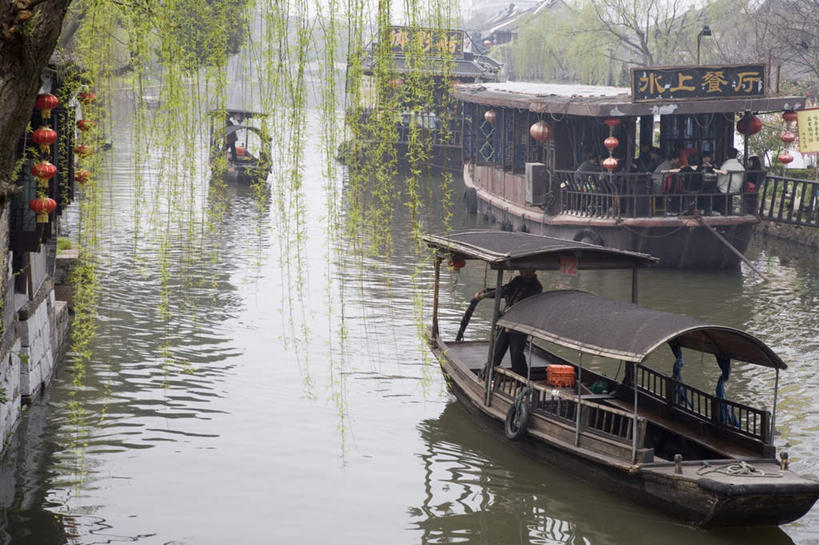 东方人,横图,俯视,室外,白天,旅游,度假,美景,名胜古迹,水,植物,标志建筑,地标,建筑,船,中国,亚洲,遗迹,房屋,屋子,河水,景观,水流,木船,许多人,黄种人,古迹,文物,娱乐,建设,古建筑,住宅,树,树木,杨柳,绿色,天空,自然,交通工具,天,一群人,享受,休闲,工具箱,旅游胜地,景色,放松,生长,成长,舟,自然风光,古文明,东亚,万里无云,中华人民共和国,男人,男性,年轻男性,年轻女性,女人,女性,亚洲人,半身,彩图,高角度拍摄,房子