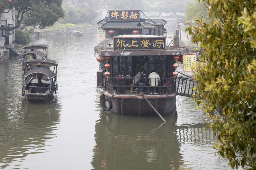 东方人,吃,横图,室外,白天,正面,旅游,度假,美景,名胜古迹,水,植物,标志建筑,地标,建筑,船,中国,亚洲,五个人,遗迹,房屋,屋子,河水,景观,水流,木船,许多人,黄种人,古迹,文物,娱乐,建设,古建筑,住宅,树,树木,杨柳,绿色,天空,自然,交通工具,天,一群人,享受,休闲,工具箱,旅游胜地,景色,放松,生长,成长,舟,自然风光,古文明,东亚,万里无云,中华人民共和国,男人,男性,年轻男性,年轻女性,女人,女性,亚洲人,嚼,食,半身,彩图,房子