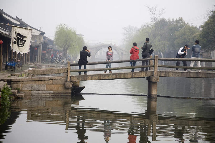 东方人,背部,横图,室外,白天,正面,旅游,度假,河流,石头,美景,名胜古迹,水,植物,标志建筑,地标,建筑,中国,亚洲,遗迹,石子,房屋,屋子,河水,景观,水流,桥,三轮车,许多人,黄种人,古迹,文物,娱乐,建设,古建筑,石桥,拱桥,栈桥,草,树木,杨柳,拍照,绿色,自然,一群人,享受,休闲,旅游胜地,景色,放松,拱形,生长,成长,人行桥,石拱桥,自然风光,古文明,东亚,中华人民共和国,男人,男性,年轻男性,年轻女性,女人,女性,亚洲人,石块,彩图,全身,房子