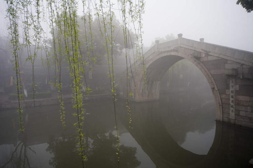 无人,家,横图,室外,白天,正面,旅游,度假,石头,美景,名胜古迹,雾,标志建筑,地标,建筑,照明,中国,亚洲,朦胧,模糊,遗迹,灯笼,石子,纸灯笼,房屋,屋子,景观,建筑群,桥,古迹,文物,娱乐,建设,古建筑,石桥,浙江,楼房,拱桥,住宅,栈桥,古镇,浙江省,天空,自然,灯具,天,享受,休闲,旅游胜地,景色,放松,拱形,人行桥,石拱桥,照亮,迷雾,照明设备,自然风光,古文明,东亚,西塘,万里无云,中华人民共和国,华东地区,浙,嘉兴,嘉兴市,西塘古镇,西塘镇,石块,大雾,彩图,房子