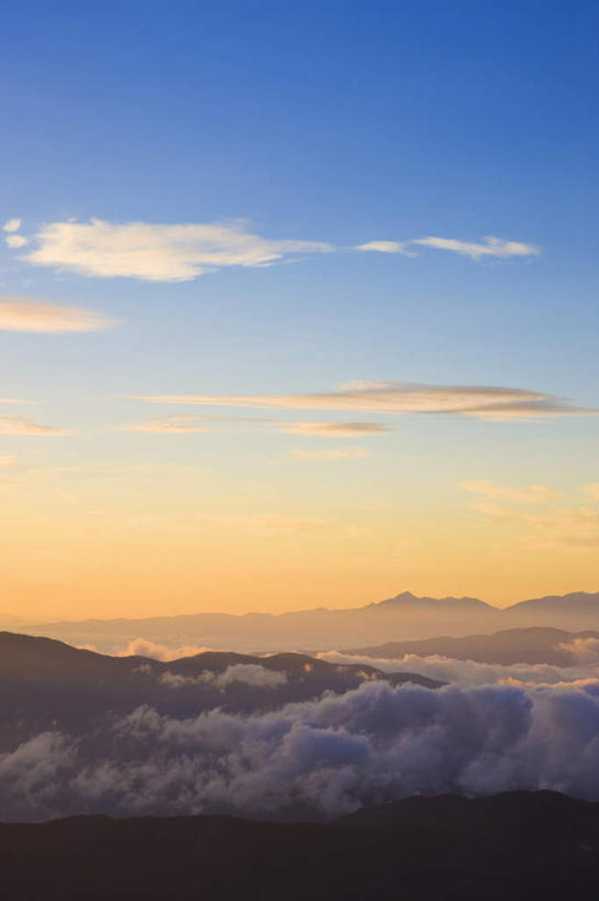 无人,竖图,俯视,航拍,室外,白天,旅游,度假,海浪,海洋,石头,美景,日落,山,山脉,长野县,日本,亚洲,石子,景观,浪花,山顶,山峰,晚霞,霞光,悬崖,云,云朵,山峦,云彩,娱乐,蓝色,白云,蓝天,天空,自然,海水,黄昏,群山,天,享受,休闲,景色,彩霞,放松,鸟瞰,自然风光,陡崖,海景,东亚,沉积岩,本州,本州岛,日本国,中部地方,长野,颠峰,极峰,水成岩,大海,风浪,海,海水的波动,近岸浪,石块,岩石,涌浪,夕阳,彩图,高角度拍摄