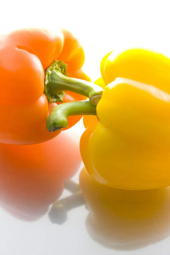 无人,竖图,俯视,室内,特写,白天,桌面,桌子,辣椒,蔬菜,阴影,新鲜,反射,木制,影子,食品,食物,两个,木制品,有机食品,绿色食品,彩椒,辣角,红海椒,大椒,辣虎,广椒,甜椒,柿子椒,辣子,海椒,番椒,灯笼椒,彩图,高角度拍摄