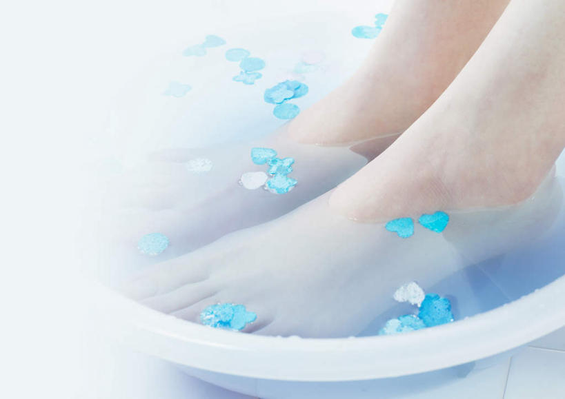 西方人,腿部,脚,脚趾,脚趾甲,腿,一个人,横图,俯视,室内,特写,白天,爱情,水,欧洲,欧洲人,仅一个年轻女性,仅一个女性,仅一个人,阴影,爱心,朦胧,模糊,装饰,光线,瓷砖,地砖,影子,塑料,地面,浪漫,光脚,洗脚,容器,塑料制品,碗,温暖,温馨,心形,赤脚,恩爱,泡,储藏,华丽,修饰,点缀,和睦,储存,衬托,美观,雅致,雅观,年轻女性,女人,女性,白种人,心型,脚指甲,半身,彩图,高角度拍摄,融洽,贮存