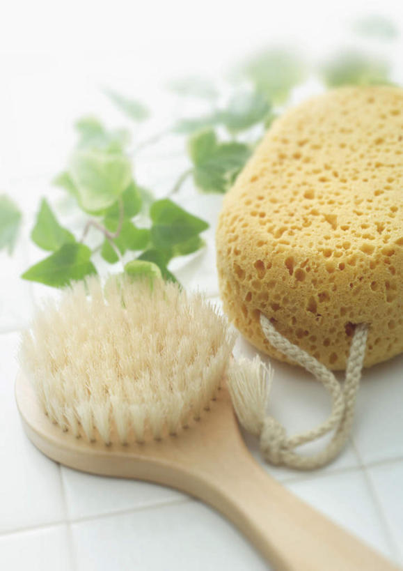 无人,竖图,俯视,室内,白天,化妆,美容,护肤,装饰,瓷砖,地砖,海绵,长春藤,常春藤,地面,刷子,清洁,保养,享受,休闲,放松,保健,华丽,修饰,点缀,养颜,洗脸海绵,洗脸扑,洗脸绵,永恒,衬托,美观,雅致,雅观,不朽,忠实,洋常春藤,彩图,高角度拍摄,常青藤