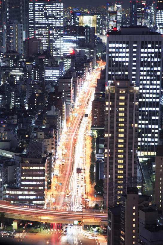 无人,高楼大厦,竖图,俯视,航拍,室外,夜晚,度假,美景,城市风光,标志建筑,城市,大厦,道路,地标,建筑,路,路灯,摩天大楼,公路,火车,汽车,照明,东京,日本,亚洲,阴影,繁华,光线,影子,景观,云,云朵,建筑群,灯光,交通,新干线,云彩,娱乐,建设,车,灯,蓝色,白云,蓝天,天空,交通工具,轿车,天,享受,休闲,景色,放松,晴朗,照亮,照明设备,鸟瞰,曝光,东亚,本州,关东地方,本州岛,日本国,东京都,灯火辉煌,暴光,晴空,马路,彩图,高角度拍摄,大楼,高层建筑,高楼,摩天楼