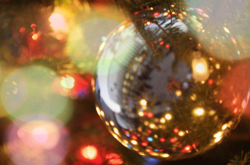 无人,横图,彩色,室内,特写,白天,正面,静物,圣诞节,阴影,节日,朦胧,模糊,庆祝,装饰,透明,反射,挂饰,影子,圣诞球,文化,球,一个,庆典,球体,单个,纪念,五颜六色,华丽,修饰,色彩斑斓,点缀,五彩缤纷,衬托,美观,雅致,雅观,五彩斑斓,五光十色,彩图