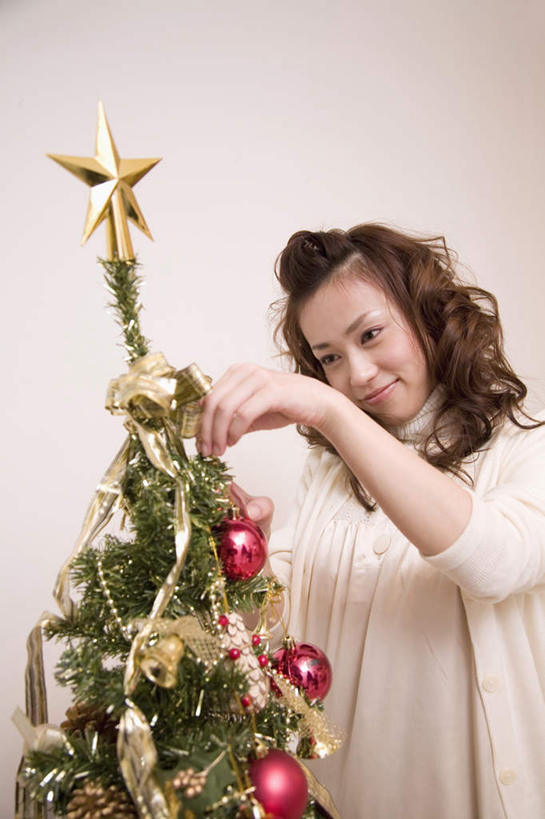 东方人,一个人,客厅,站,笑,微笑,竖图,室内,白天,正面,植物,圣诞节,亚洲,仅一个年轻女性,仅一个女性,仅一个人,握,服装,节日,庆祝,装饰,挂饰,墙,星星,圣诞树,拿,拿着,注视,休闲装,黄种人,文化,墙壁,墙面,树,树木,一个,衣服,绿色,白色,自然,观察,看,站着,庆典,休闲,星形,休闲服,握着,服饰,生长,单个,成长,观看,纪念,华丽,修饰,点缀,察看,起居室,关注,五角形,衬托,美观,雅致,雅观,客堂,年轻女性,女人,女性,亚洲人,五角星,站立,半身,彩图