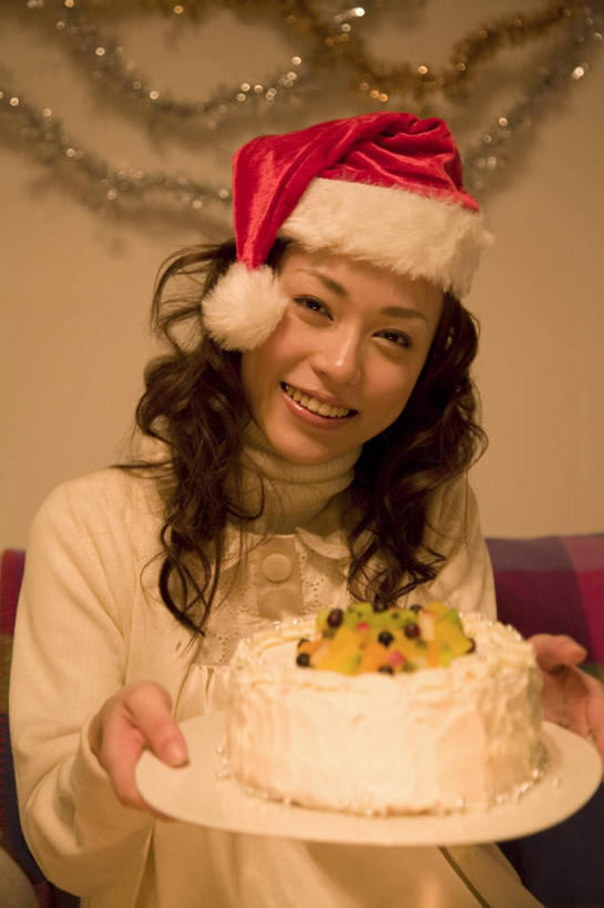 点心,东方人,一个人,客厅,站,捧,笑,微笑,露齿笑,竖图,室内,白天,正面,下午茶,帽子,圣诞节,亚洲,仅一个年轻女性,仅一个女性,仅一个人,服装,节日,庆祝,墙,食品,注视,休闲装,黄种人,文化,墙壁,墙面,食物,糕点,一个,衣服,红色,白色,观察,看,站着,庆典,休闲,休闲服,圣诞帽,服饰,单个,观看,纪念,察看,起居室,关注,棉帽,客堂,年轻女性,女人,女性,亚洲人,端,端着,捧着,手捧,站立,半身,彩图,蛋糕