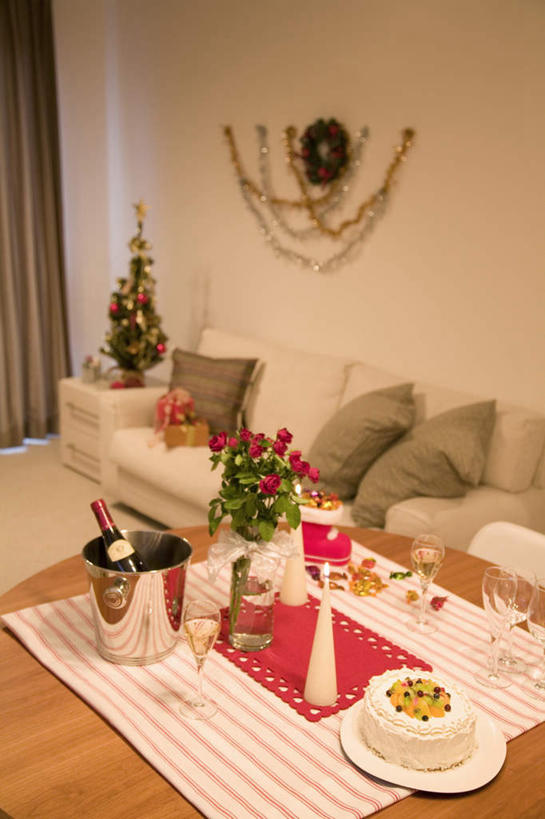 点心,葡萄酒,无人,客厅,竖图,俯视,室内,白天,奢侈,下午茶,快乐,餐桌,靠垫,沙发,桌子,菠萝,猕猴桃,葡萄,杯子,蜡烛,水果,圣诞节,节日,朦胧,模糊,庆祝,新鲜,装饰,布料,高脚杯,挂饰,火焰,铁桶,桶,烛光,墙,生食,食品,果实,圣诞树,靠枕,一杯,浪漫,燃烧,布纹,文化,墙壁,墙面,玻璃制品,酒,桌布,食物,糕点,饮料,两个,一个,白色,餐巾,酒杯,容器,垫子,台布,枕头,香槟,点燃,庆典,诱惑,有机食品,绿色食品,单个,餐台,纪念,储藏,华丽,修饰,点缀,起居室,储存,布艺沙发,香槟杯,衬托,美观,雅致,雅观,气泡酒,起泡酒,汽酒,客堂,玻璃杯,山葫芦,奇异果,蒲桃,猕猴梨,凤梨,草龙珠,彩图,高角度拍摄,高兴,欢笑,贮存,蛋糕