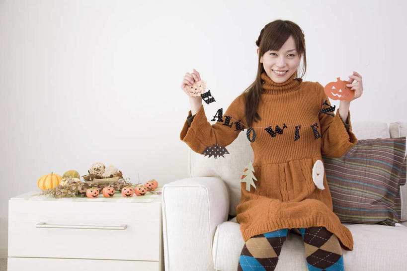 东方人,一个人,客厅,坐,举,笑,微笑,露齿笑,横图,室内,白天,正面,靠垫,沙发,水果,亚洲,仅一个年轻女性,仅一个女性,仅一个人,握,服装,新鲜,装饰,标志,挂饰,文字,字符,字母,生食,食品,果实,靠枕,拿,拿着,注视,休闲装,黄种人,标识,食物,衣服,垫子,枕头,观察,看,托,休闲,休闲服,握着,服饰,有机食品,绿色食品,观看,华丽,修饰,点缀,察看,起居室,关注,布艺沙发,衬托,美观,雅致,雅观,年轻女性,女人,女性,亚洲人,举起,举手,举着,向上举,向上伸,向上托,坐着,半身,彩图