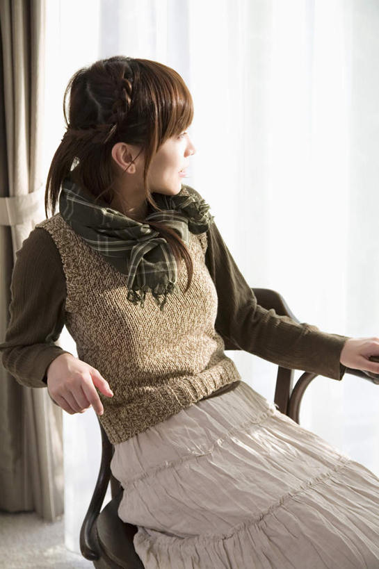 东方人,一个人,客厅,坐,竖图,室内,白天,侧面,窗户,窗帘,椅子,亚洲,仅一个年轻女性,仅一个女性,仅一个人,服装,朦胧,模糊,装饰,木椅,扭头,注视,休闲装,黄种人,玻璃窗,衣服,围巾,观察,看,转头,休闲,温暖,休闲服,服饰,围脖,观看,保暖,华丽,点缀,察看,起居室,御寒,关注,衬托,美观,雅致,雅观,客堂,年轻女性,女人,女性,亚洲人,坐着,半身,彩图