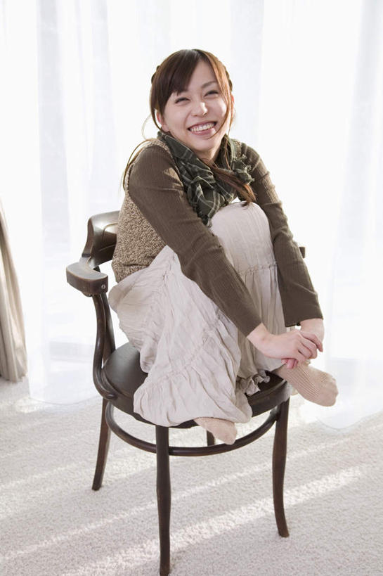 东方人,一个人,坐,蹲,笑,微笑,露齿笑,竖图,室内,白天,正面,窗帘,椅子,亚洲,仅一个年轻女性,仅一个女性,仅一个人,握,阴影,服装,光线,影子,木椅,注视,休闲装,黄种人,衣服,观察,看,休闲,休闲服,握着,服饰,观看,察看,关注,年轻女性,女人,女性,亚洲人,蹲着,坐着,彩图,全身