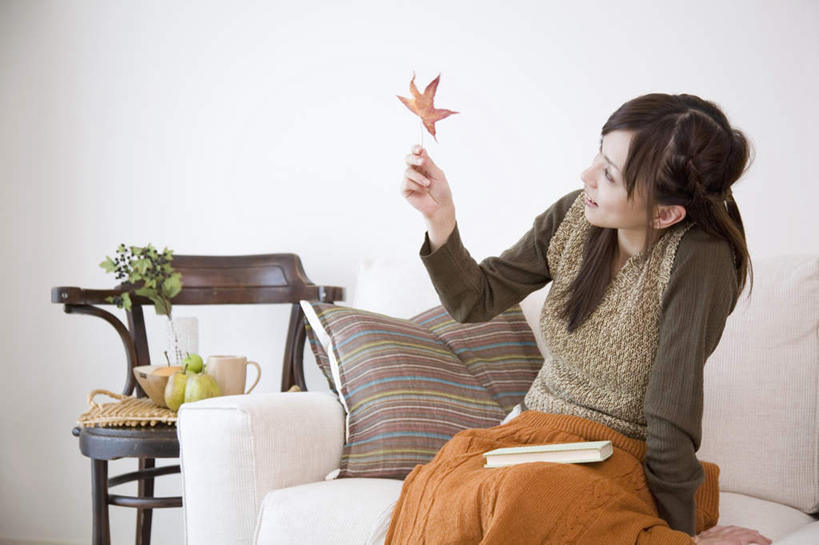 东方人,一个人,客厅,坐,笑,微笑,露齿笑,横图,室内,白天,正面,毛衣,靠垫,沙发,梨,杯子,书籍,水果,叶子,椅子,亚洲,仅一个年轻女性,仅一个女性,仅一个人,一本,撑,握,服装,新鲜,瓷器,木椅,墙,生食,食品,枫叶,果实,枯叶,落叶,咖啡杯,靠枕,陶瓷制品,拿,拿着,注视,休闲装,黄种人,墙壁,墙面,食物,三个,一个,衣服,黄色,红色,垫子,枕头,观察,看,休闲,休闲服,香梨,握着,服饰,有机食品,绿色食品,单个,观看,枫树叶,察看,起居室,撑着,关注,瓷杯,布艺沙发,年轻女性,女人,女性,亚洲人,叶,叶片,书,图书,生梨,坐着,半身,彩图,绒衣,套衫,套头毛衣,线衣