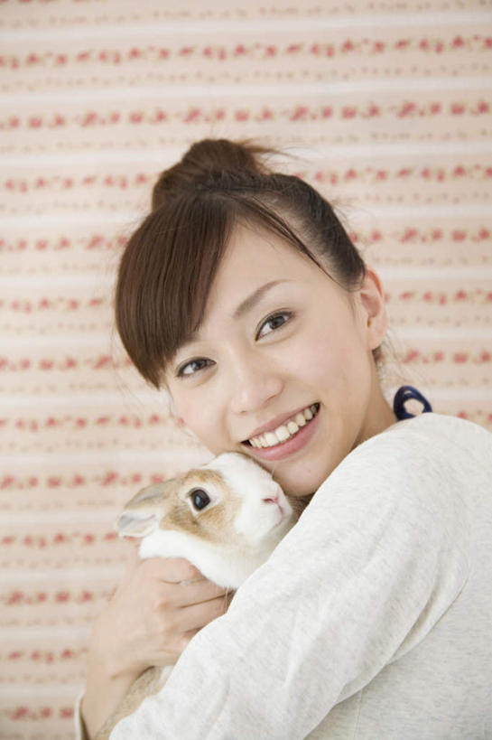 东方人,脸,头,脸颊,一个人,站,抱,笑,微笑,露齿笑,竖图,室内,特写,白天,侧面,哺乳动物,亚洲,仅一个年轻女性,仅一个女性,仅一个人,条纹,服装,兔子,扭头,注视,休闲装,黄种人,肩膀,一个,衣服,动物,观察,看,站着,转头,休闲,休闲服,摄影,服饰,影棚,单个,抱着,观看,单手,兔,察看,搂着,关注,年轻女性,女人,女性,亚洲人,头部,脸部,脸蛋,面部,怀抱,搂,搂抱,相抱,拥抱,站立,半身,彩图,影棚拍摄,拍摄