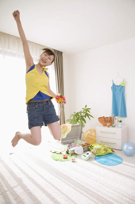 东方人,一个人,跳,举,笑,微笑,露齿笑,竖图,室内,白天,正面,游戏,植物,柜子,玩具,吊带,亚洲,仅一个年轻女性,仅一个女性,仅一个人,握,阴影,服装,朦胧,模糊,光线,拉杆箱,旅行箱,盆栽,影子,吉他,乐器,盆景,弦乐器,半空,背光,拿,玩,拿着,休闲装,黄种人,娱乐,一个,衣服,蓝色,绿色,阳光,自然,气球,行李箱,箱子,橱柜,托,一件,休闲,休闲服,充气玩具,益智,握着,服饰,生长,单个,成长,活动,出差,发泄,消遣,智力,弹拨弦鸣乐器,逆光,宣泄,年轻女性,女人,女性,亚洲人,举起,举手,举着,跳跃,玩耍,嬉戏,向上举,向上伸,向上托,彩图,全身,旅行,弹拨弦乐器