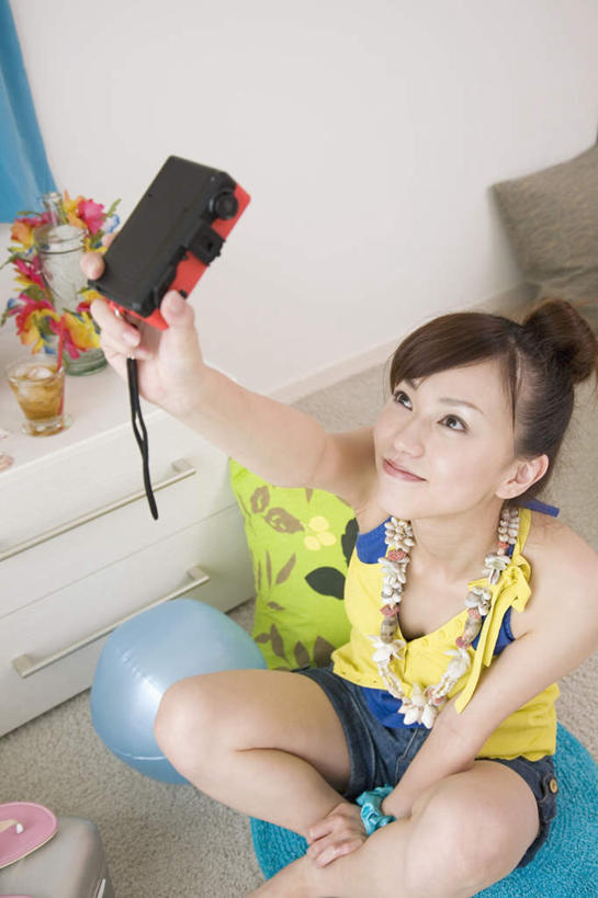 东方人,一个人,坐,举,笑,盘腿,微笑,竖图,俯视,室内,白天,游戏,柜子,靠垫,杯子,玩具,相机,亚洲,仅一个年轻女性,仅一个女性,仅一个人,握,服装,朦胧,模糊,塑料,靠枕,一杯,拿,玩,拿着,注视,休闲装,黄种人,娱乐,玻璃制品,饮料,拍照,衣服,气球,数码相机,水杯,塑料制品,橱柜,垫子,枕头,观察,看,托,休闲,休闲服,益智,握着,摄影,服饰,观看,活动,察看,发泄,关注,消遣,智力,宣泄,年轻女性,女人,女性,亚洲人,玻璃杯,照相机,举起,举手,举着,盘腿而坐,盘膝,盘着腿的,盘着腿坐,双腿交叉,玩耍,嬉戏,向上举,向上伸,向上托,坐着,半身,彩图,高角度拍摄,照相