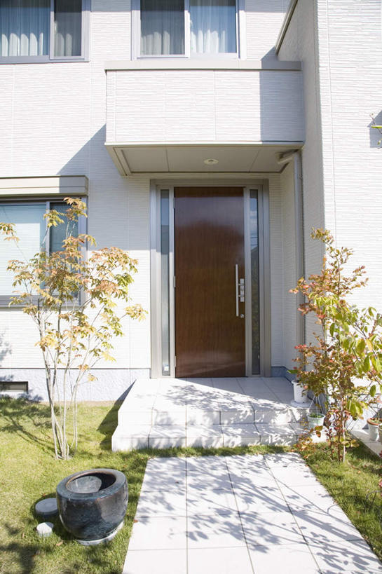 无人,家,竖图,室外,白天,正面,旅游,度假,草地,草坪,美景,植物,别墅,城市风光,城市,道路,建筑,路,一幢,阴影,光线,影子,房屋,庭院,屋子,景观,园艺,公寓,小路,院子,交通,娱乐,建设,洋房,楼房,住宅,草,树,树木,绿色,阳光,自然,享受,休闲,景色,放松,生长,成长,彩图,房子