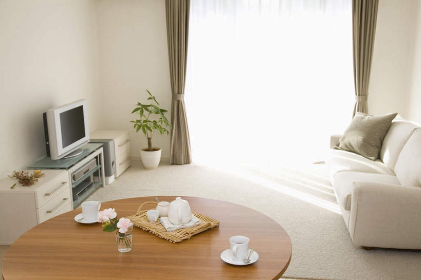 无人,家,客厅,横图,俯视,室内,白天,植物,别墅,餐桌,窗户,窗帘,柜子,家具,沙发,装修,桌子,建筑,杯子,餐具,电视,欧式,阴影,装饰,盛开,光线,瓷器,碟子,盘,盆栽,影子,房屋,屋子,公寓,咖啡杯,盆景,陶瓷制品,两杯,豪华,花蕾,建设,现代,装潢,洋房,楼房,玻璃窗,住宅,花,花瓣,花朵,鲜花,两朵,绿色,自然,帘子,盘子,橱柜,碟,室内装潢,花苞,花蕊,遮阳,生长,成长,餐台,华丽,修饰,明亮,点缀,起居室,舒适,家居装潢,彩电,瓷杯,房屋设计,地中海风格,古典风格,简约风格,布艺沙发,室内设计,宽敞,样板房装潢,衬托,美观,雅致,雅观,彩色电视机,显像管屏,显像管屏幕,设计,电视机,彩图,高角度拍摄,房子