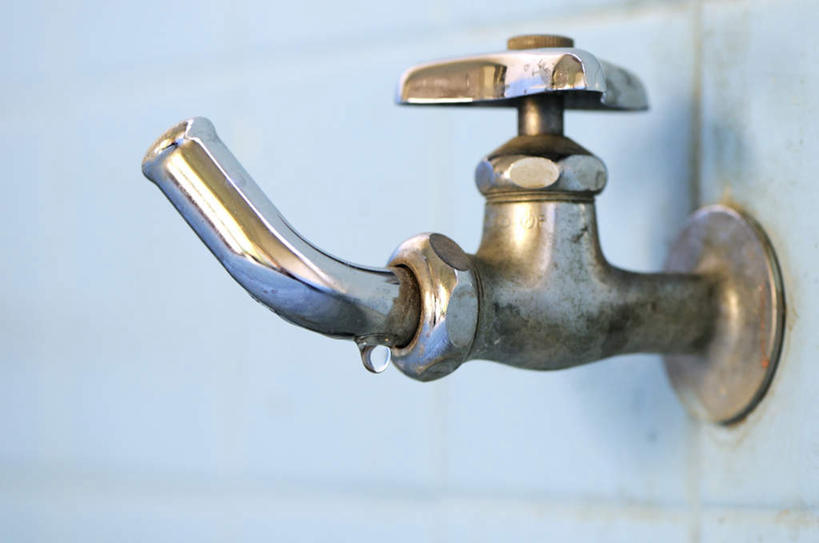 无人,横图,室内,特写,白天,正面,水,静物,金属制品,朦胧,模糊,金属,水龙头,液体,墙,水滴,水管,开关,墙壁,墙面,打开,开启,旋钮,彩图