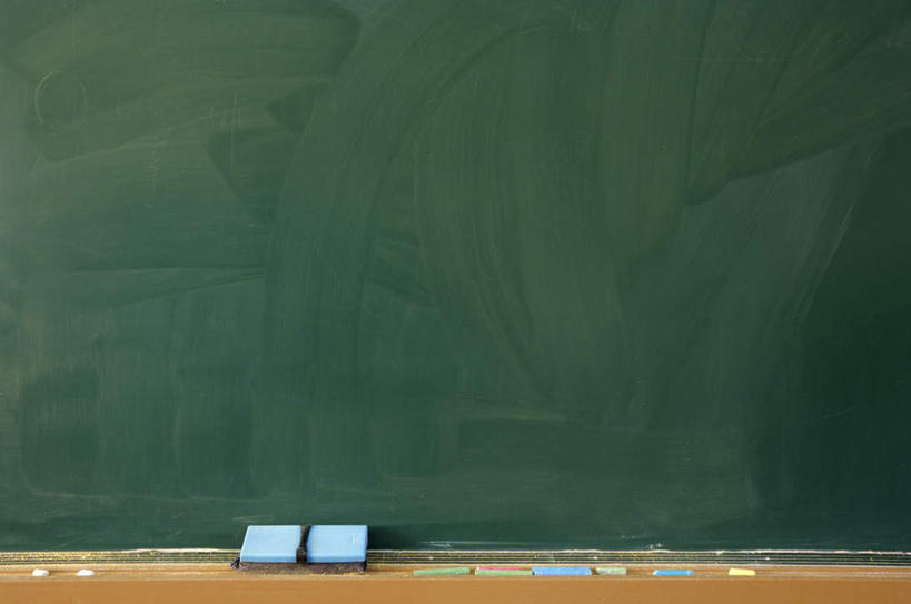 无人,学校,横图,室内,白天,正面,静物,许多,笔,办公用品,校园,文具,蓝色,绿色,白色,粉笔,黑板擦,学习用品,黑板,教室,文具用品,彩图