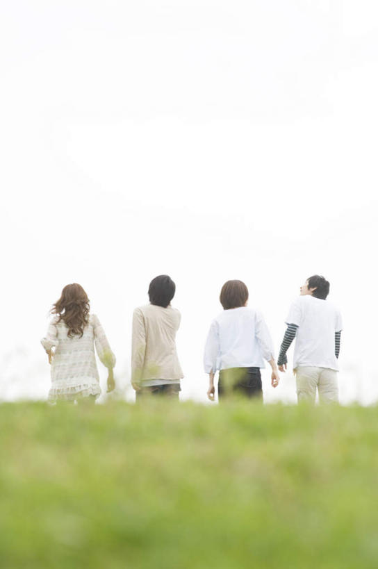 东方人,四个人,伙伴,朋友,走,说,竖图,室外,白天,仰视,爱情,讨论,友谊,草地,草坪,植物,亚洲,指,服装,朦胧,模糊,浪漫,注视,休闲装,黄种人,方向,草,衣服,蓝色,绿色,蓝天,天空,天,观察,看,手势,休闲,温暖,温馨,休闲服,恩爱,恋人,服饰,晴朗,观看,和睦,察看,指向,食指,关注,万里无云,交流,友情,男人,男性,年轻男性,年轻女性,女人,女性,亚洲人,情侣,晴空,晴空万里,步行,沟通,讲话,交谈,散步,商讨,说话,谈话,走路,半身,彩图,低角度拍摄,伴侣,融洽