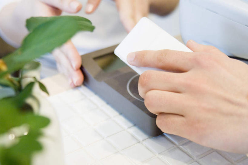 东方人,手,两个人,站,举,打电话,横图,俯视,室内,特写,白天,电话,手机,叶子,亚洲,双手,握,服装,朦胧,模糊,绿叶,拿,拿着,休闲装,黄种人,通讯设备,衣服,托,站着,休闲,手部,休闲服,嫩叶,握着,pos机,服饰,收银台,收银,收银机,交流,男人,男性,年轻男性,年轻女性,女人,女性,亚洲人,叶,叶片,沟通,举起,举手,举着,通话,向上举,向上伸,向上托,站立,半身,彩图,高角度拍摄