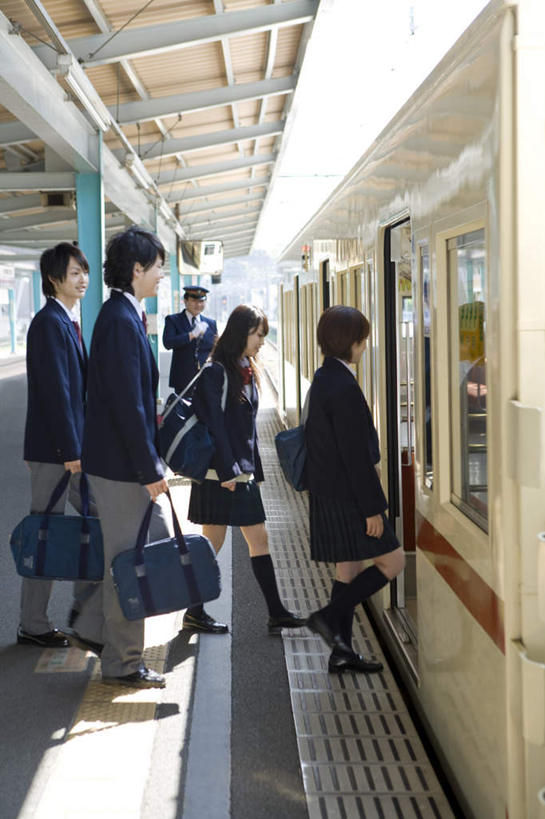 东方人,伙伴,朋友,走,竖图,室外,白天,侧面,制服,友谊,地铁,车站,亚洲,五个人,握,阴影,服装,朦胧,模糊,光线,包,书包,影子,站台,轨道交通,许多人,拿,拎,拿着,注视,休闲装,黄种人,衣服,阳光,背包,观察,看,一群人,乘务员,休闲,同学,校服,休闲服,握着,服饰,观看,单肩包,察看,校友,关注,学生服,同窗,学友,列车员,列车乘务员,友情,男人,男性,年轻男性,年轻女性,女人,女性,中年男性,亚洲人,步行,散步,走路,彩图,全身,地铁机动车,地下铁,轻轨,拎着