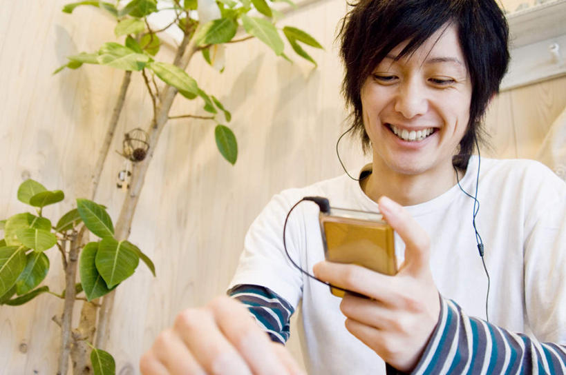 东方人,一个人,坐,笑,打电话,微笑,露齿笑,横图,室内,白天,仰视,快乐,满意,幸福,植物,电话,手机,亚洲,仅一个男性,仅一个人,握,服装,朦胧,模糊,盆栽,盆景,音响,音乐,拿,拿着,注视,休闲装,黄种人,娱乐,通讯设备,仅一个年轻男性,衣服,绿色,自然,耳机,观察,看,享受,休闲,休闲服,放松,握着,服饰,生长,成长,观看,察看,舒适,享乐,关注,交流,男人,男性,年轻男性,亚洲人,沟通,通话,坐着,半身,彩图,低角度拍摄