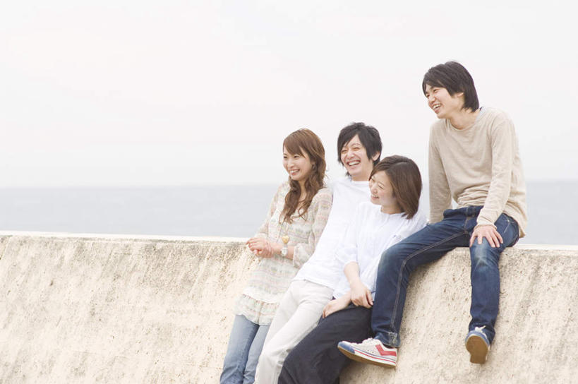 四个人,伙伴,朋友,站,坐,笑,微笑,露齿笑,横图,室外,白天,正面,爱情,友谊,海浪,海洋,服装,朦胧,模糊,浪花,水平线,海平线,浪漫,注视,休闲装,衣服,蓝色,蓝天,天空,海水,天,观察,看,靠,靠着,倚靠,站着,休闲,温暖,温馨,休闲服,恩爱,恋人,服饰,晴朗,观看,和睦,察看,倚着,关注,海景,万里无云,友情,男人,男性,年轻男性,年轻女性,女人,女性,情侣,大海,风浪,海,海水的波动,近岸浪,涌浪,晴空,晴空万里,站立,坐着,半身,彩图,伴侣,融洽