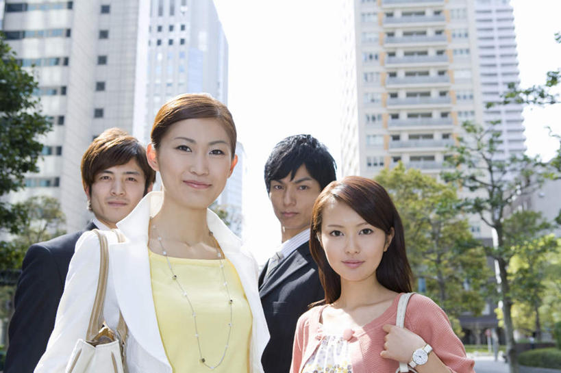 东方人,四个人,同事,商务人士,商务男性,商务女性,高楼大厦,站,横图,室外,白天,仰视,衬衫,成功,办公楼,合作,团队,集体,信心,植物,大厦,建筑,摩天大楼,写字楼,亚洲,握,套装,朦胧,模糊,包,皮包,拿,拿着,注视,黄种人,队伍,树,树木,蓝色,绿色,蓝天,天空,自然,楼宇,天,观察,看,站着,商务楼,握着,生长,晴朗,成长,观看,单肩包,察看,领导,成就,关注,商务装,合伙,领袖,工薪阶层,万里无云,男人,男性,年轻男性,年轻女性,女人,女性,亚洲人,白领,上班族,晴空,晴空万里,站立,半身,彩图,低角度拍摄,衬衣,大楼,高层建筑,高楼,摩天楼