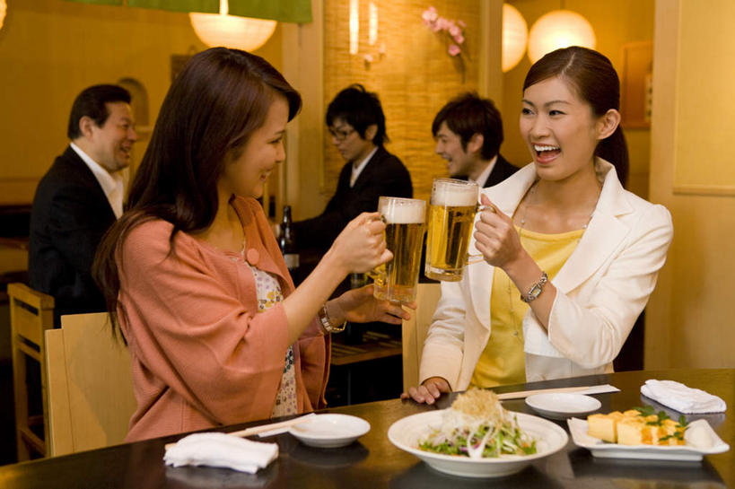 啤酒,东方人,同事,商务人士,商务男性,商务女性,餐厅,坐,笑,微笑,露齿笑,横图,室内,白天,正面,衬衫,烹饪,成功,合作,团队,集体,信心,餐桌,筷子,桌子,杯子,餐具,亚洲,五个人,套装,朦胧,模糊,庆祝,碟子,盘,日本料理,料理,食品,酒类,许多人,筷枕,注视,黄种人,文化,传统,队伍,菜肴,美食,相视,玻璃制品,酒,食物,饮料,盘子,酒杯,啤酒杯,碟,日式料理,干杯,观察,看,碰杯,一群人,日式,面对面,交际,友好,佳肴,餐台,观看,对视,礼节,庆贺,察看,领导,成就,关注,礼仪,相对,商务装,敬酒,合伙,领袖,工薪阶层,相看,劝酒,男人,男性,年轻男性,年轻女性,女人,女性,亚洲人,白领,上班族,玻璃杯,进餐用具,坐着,半身,彩图,衬衣,餐馆,饭店,饭馆