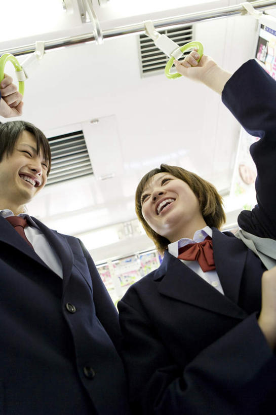 东方人,两个人,伙伴,朋友,站,举,笑,说,微笑,露齿笑,竖图,室内,白天,仰视,制服,讨论,友谊,地铁,亚洲,握,服装,朦胧,模糊,包,扶手,书包,轨道交通,拿,拿着,注视,休闲装,黄种人,相视,衣服,把手,背包,观察,看,托,站着,休闲,同学,面对面,校服,休闲服,握着,服饰,观看,对视,单肩包,察看,校友,关注,相对,学生服,相看,同窗,学友,公交车拉手,交流,友情,男人,男性,年轻男性,年轻女性,女人,女性,亚洲人,沟通,讲话,交谈,举起,举手,举着,拉手,商讨,说话,谈话,向上举,向上伸,向上托,站立,半身,彩图,低角度拍摄,地铁机动车,地下铁,轻轨