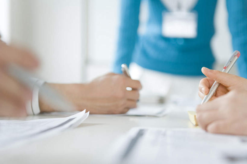 东方人,手,四个人,同事,商务人士,商务男性,商务女性,站,坐,横图,室内,特写,白天,正面,衬衫,成功,合作,团队,集体,信心,亚洲,握,套装,朦胧,模糊,笔,材料,档案,文件,办公用品,钢笔,拿,拿着,黄种人,标识,吊牌,队伍,文具,胸牌,学习用品,资料,站着,手部,握着,文具用品,徽章,领导,成就,文档,商务装,身份,合伙,领袖,工薪阶层,胸章,胸卡,编号牌,雕刻牌,工号牌,胸号牌,胸徽,男人,男性,年轻男性,年轻女性,女人,女性,亚洲人,白领,上班族,站立,坐着,半身,彩图,衬衣