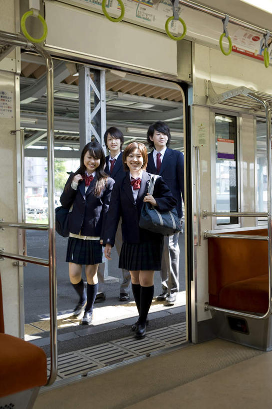 东方人,四个人,伙伴,朋友,走,竖图,室外,白天,正面,制服,友谊,安全,地铁,车站,亚洲,握,阴影,服装,朦胧,模糊,光线,包,书包,影子,防护,轨道交通,拿,拎,拿着,注视,休闲装,黄种人,衣服,阳光,把手,背包,观察,看,休闲,同学,校服,休闲服,握着,服饰,观看,保护,单肩包,察看,校友,关注,保险,学生服,安全线,保全,周全,安稳,安定,同窗,学友,公交车拉手,平安,友情,男人,男性,年轻男性,年轻女性,女人,女性,亚洲人,步行,拉手,散步,走路,彩图,全身,地铁机动车,地下铁,轻轨,拎着