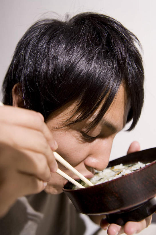 米饭,东方人,脸,头,脸颊,一个人,站,举,捧,吃,竖图,室内,特写,白天,正面,烹饪,筷子,餐具,亚洲,仅一个男性,仅一个人,握,服装,朦胧,模糊,日本料理,料理,食品,饭,拿,拿着,注视,休闲装,黄种人,文化,传统,菜肴,美食,肩膀,食物,仅一个年轻男性,衣服,日式料理,低头,观察,看,托,站着,休闲,日式,休闲服,握着,服饰,佳肴,观看,礼节,五谷,察看,关注,礼仪,一碗,男人,男性,年轻男性,亚洲人,头部,脸部,脸蛋,面部,进餐用具,端,端着,举起,举手,举着,嚼,捧着,食,手捧,向上举,向上伸,向上托,站立,半身,彩图