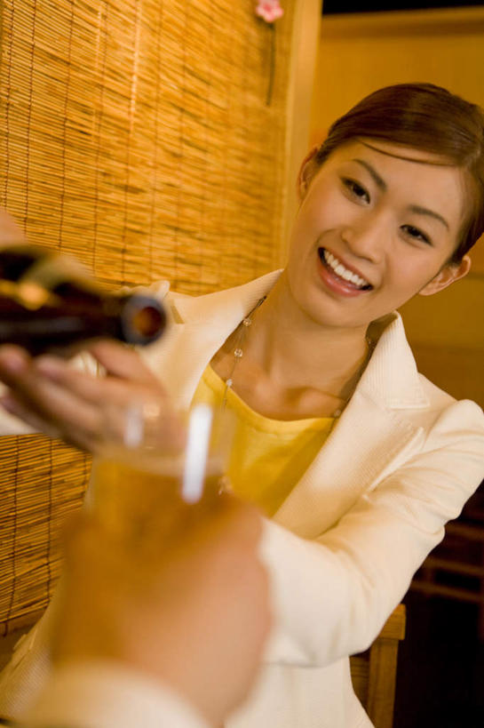 啤酒,东方人,两个人,同事,商务人士,商务男性,商务女性,站,举,笑,微笑,露齿笑,竖图,室内,白天,正面,衬衫,成功,合作,团队,集体,信心,杯子,亚洲,握,套装,朦胧,模糊,酒类,拿,拿着,注视,黄种人,队伍,玻璃制品,酒,酒瓶,饮料,玻璃瓶,酒杯,啤酒杯,瓶子,观察,看,托,站着,握着,观看,察看,领导,成就,关注,商务装,合伙,领袖,工薪阶层,男人,男性,年轻男性,年轻女性,女人,女性,亚洲人,白领,上班族,玻璃杯,举起,举手,举着,向上举,向上伸,向上托,站立,半身,彩图,衬衣