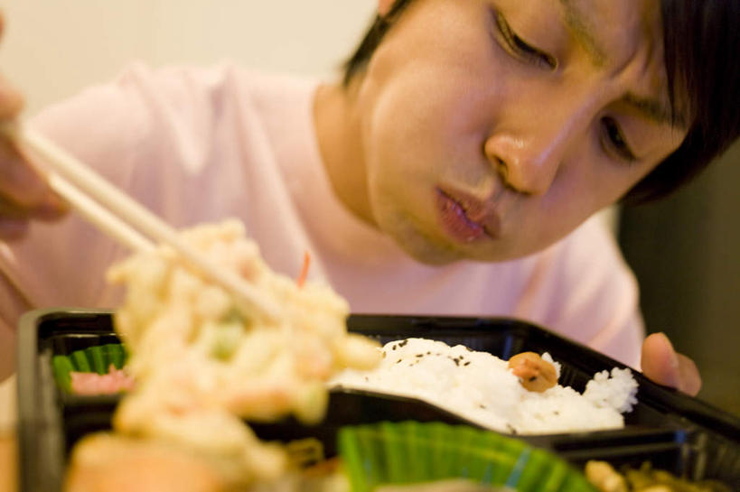 盒饭,东方人,脸,头,脸颊,一个人,坐,吃,横图,室内,特写,白天,正面,筷子,餐具,亚洲,仅一个男性,仅一个人,握,服装,朦胧,模糊,便当,墙,拿,拿着,注视,休闲装,黄种人,文化,传统,肩膀,墙壁,墙面,仅一个年轻男性,衣服,白色,观察,看,休闲,休闲服,便捷,握着,服饰,观看,礼节,察看,便利,关注,礼仪,快捷,弁当,男人,男性,年轻男性,亚洲人,头部,脸部,脸蛋,面部,进餐用具,嚼,食,坐着,半身,彩图