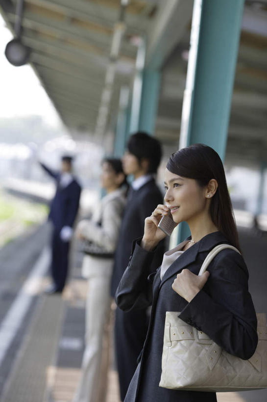 东方人,四个人,同事,商务人士,商务男性,商务女性,站,说,打电话,竖图,室外,白天,侧面,衬衫,讨论,成功,合作,团队,集体,信心,车站,电话,手机,亚洲,握,套装,朦胧,模糊,包,皮包,站台,拿,拿着,注视,黄种人,通讯设备,队伍,观察,看,站着,乘务员,握着,观看,单肩包,察看,领导,成就,关注,商务装,合伙,领袖,工薪阶层,列车员,列车乘务员,交流,男人,男性,年轻男性,年轻女性,女人,女性,亚洲人,白领,上班族,沟通,讲话,交谈,商讨,说话,谈话,通话,站立,半身,彩图,衬衣