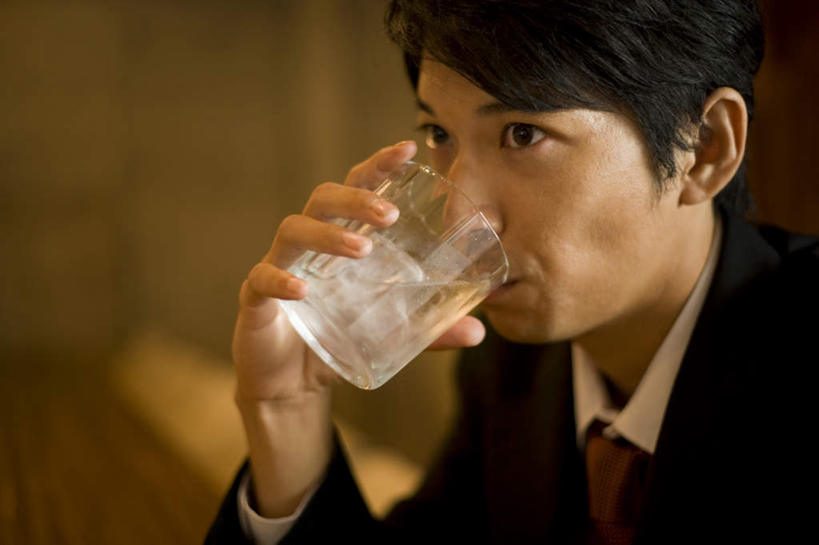 东方人,脸,头,脸颊,手,一个人,商务人士,商务男性,坐,举,横图,室内,特写,白天,侧面,衬衫,杯子,亚洲,仅一个男性,仅一个人,喝,握,套装,朦胧,模糊,拿,拿着,注视,黄种人,肩膀,玻璃制品,仅一个年轻男性,水杯,观察,看,托,手部,握着,观看,单手,察看,关注,商务装,工薪阶层,男人,男性,年轻男性,亚洲人,头部,脸部,脸蛋,面部,白领,上班族,玻璃杯,举起,举手,举着,向上举,向上伸,向上托,坐着,半身,彩图,衬衣